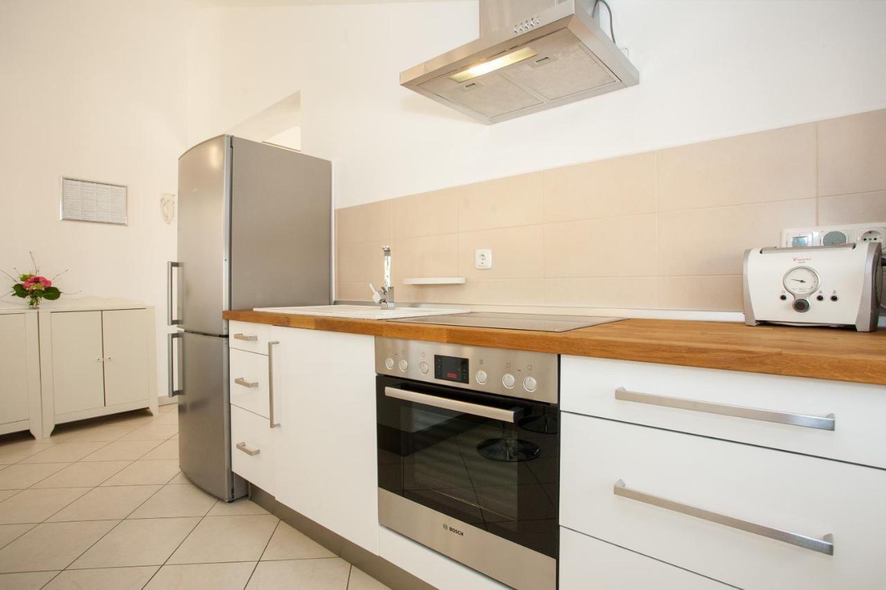 Apartments Dino Кърк Екстериор снимка